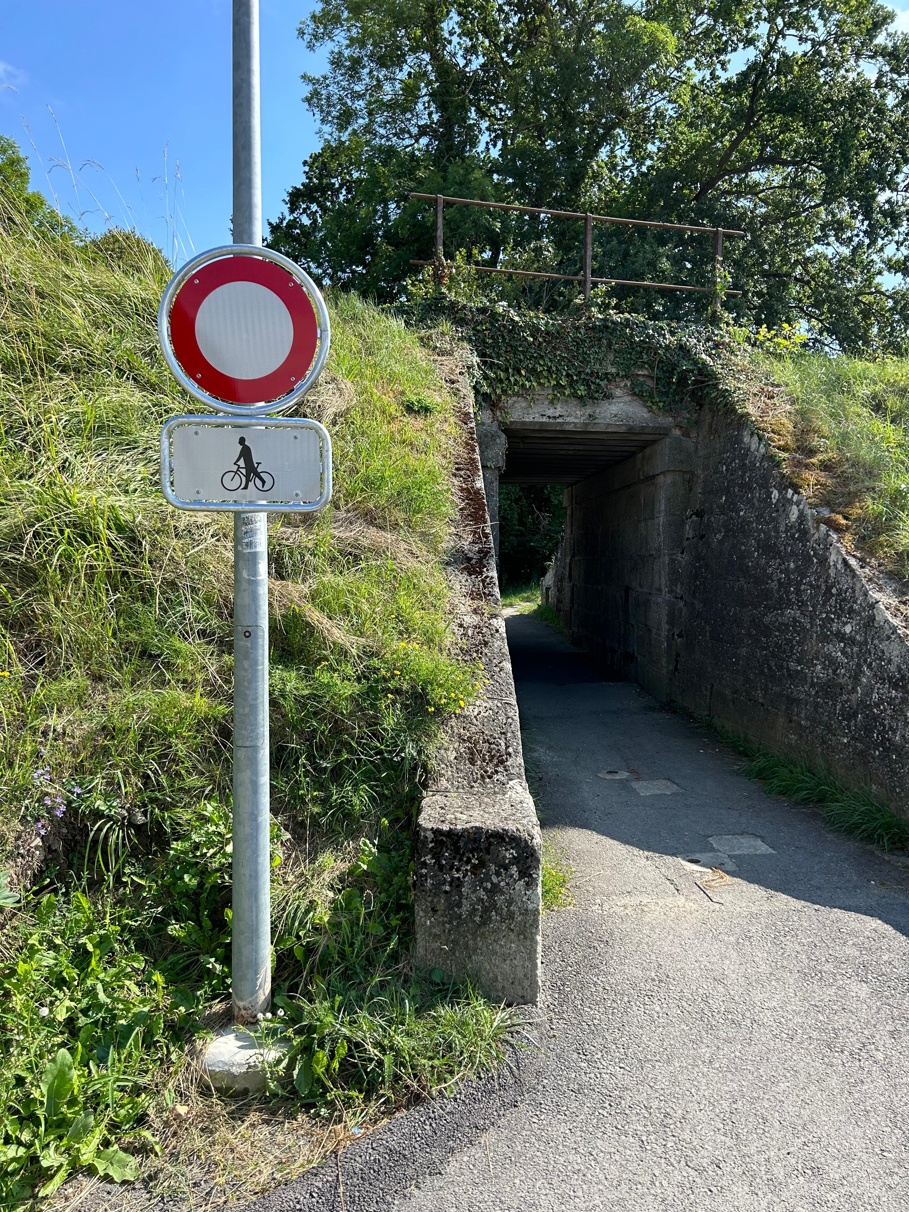 Montage et installation de panneau de signalisation sur candélabre par Robalex Signalisation