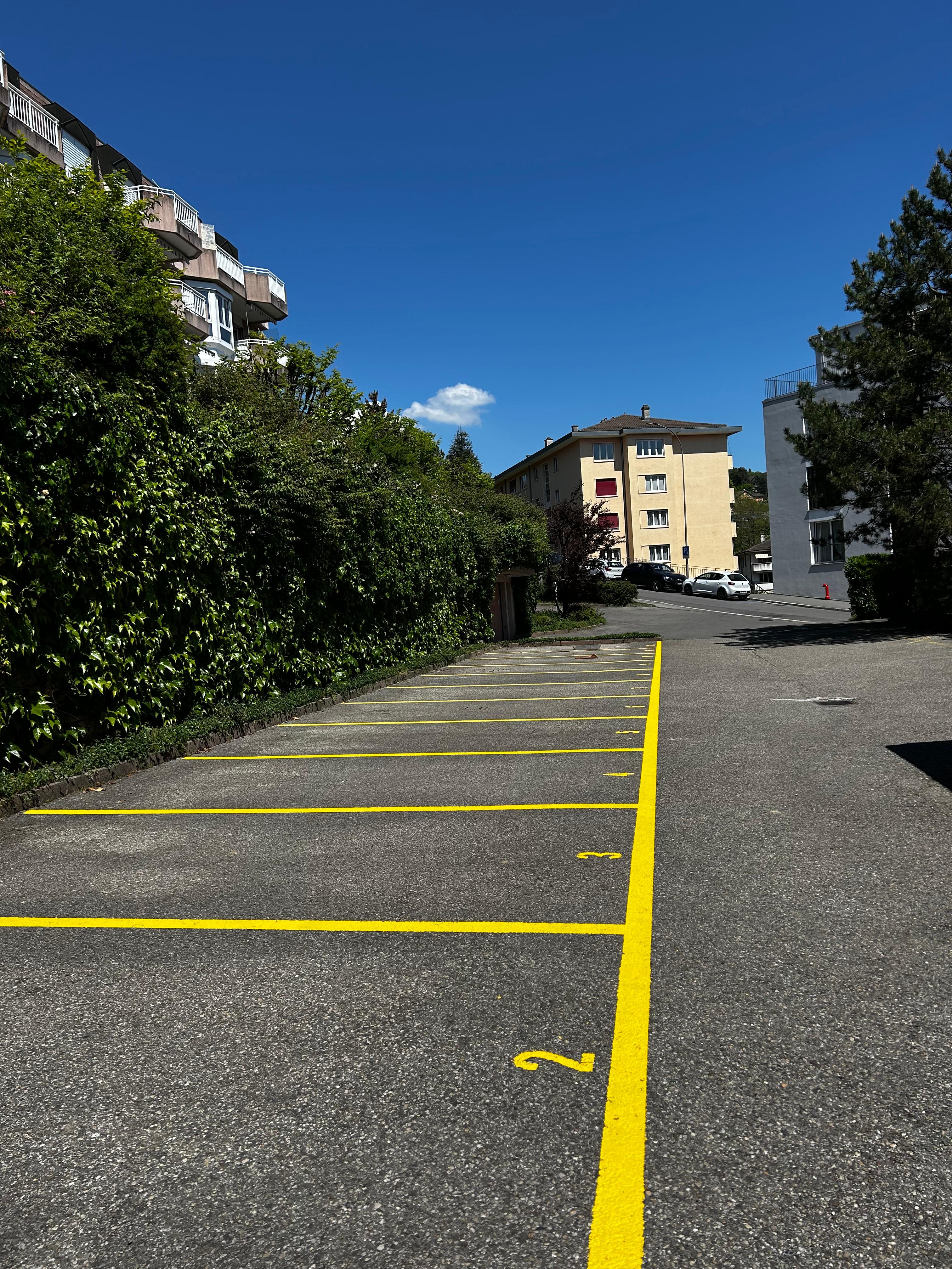 Marquage de places de parking réalisé par Robalex Signalisation en Suisse romande